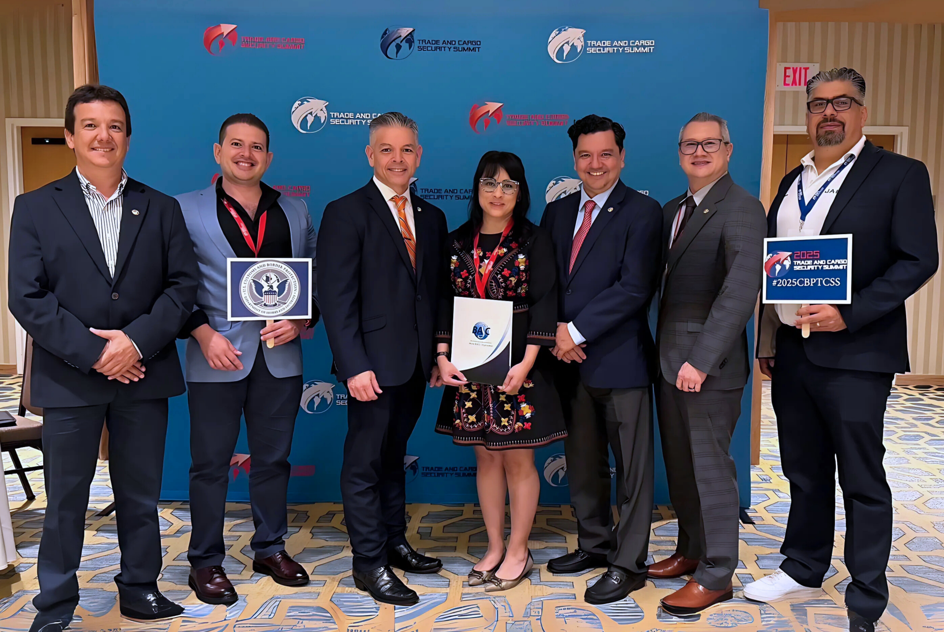 La delegación BASC en New Orleans, de izquierda a derecha: Walter López, vicepresidente Junta Directiva BASC Colombia; Juan Ilich Pérez, presidente Junta Directiva BASC USA; Erik Moncayo, presidente internacional WBO; Liliana Olague, directora ejecutiva BASC USA; Oscar Sánchez, presidente Junta Directiva de WBO; Luis Rellena, director de operaciones WBO; y Luis Valencia, presidente Junta Directiva BASC México.