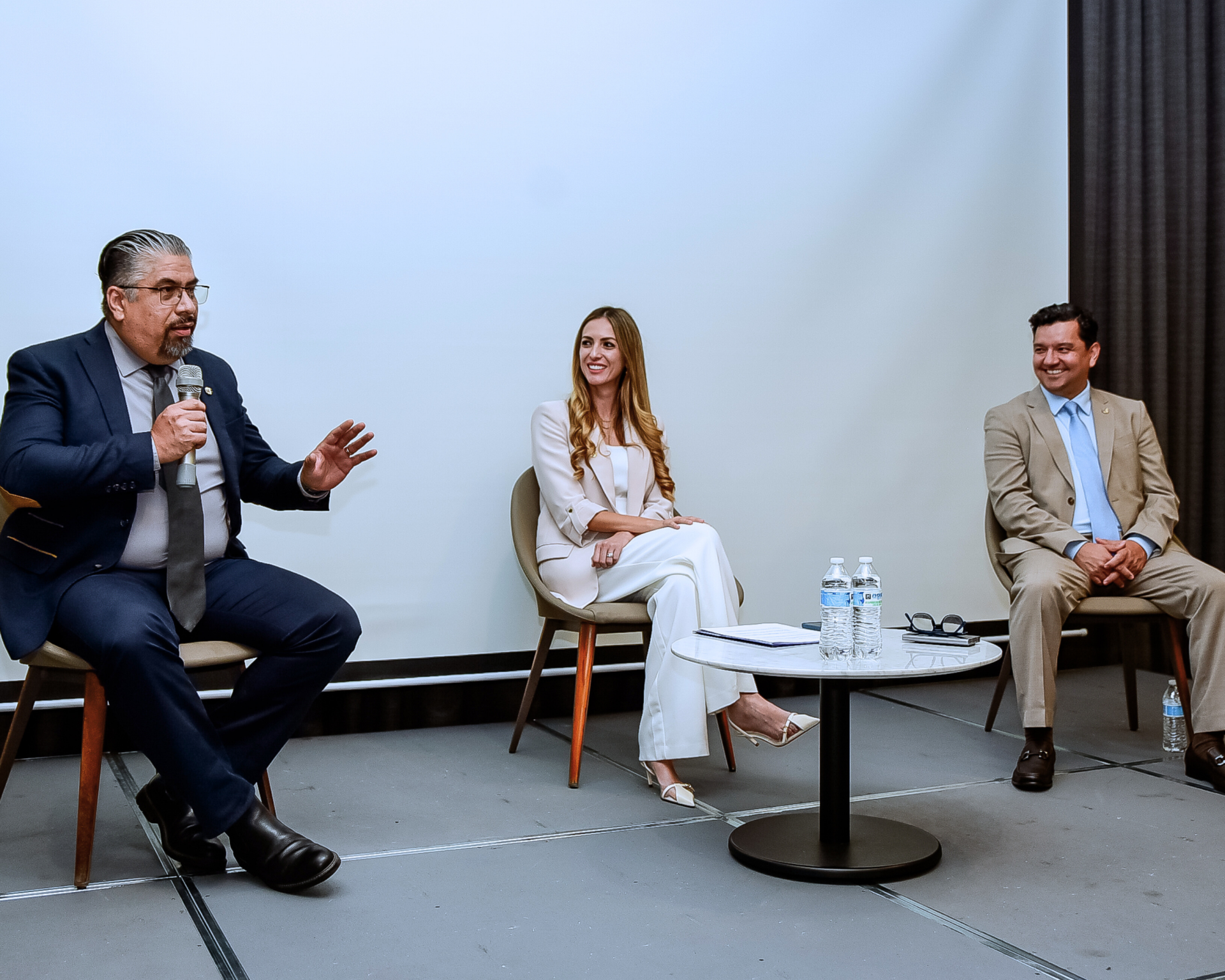 De izquierda a derecha: Luis Valencia Ponce, Cecilia Carrascal, y Óscar Sánchez, durante el panel “Construyendo Confianza: BASC desde la Experiencia Empresarial”.