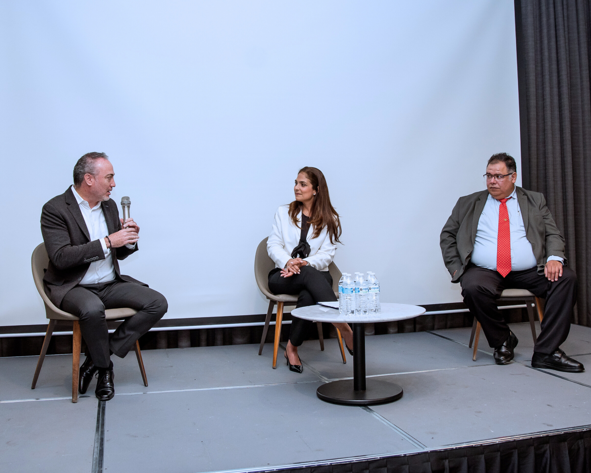 De izquierda a derecha: Victor Almiray, Suzanne Lemaitre, y Octavio García, en el conversatorio “Reflexiones y Experiencias Trabajando con el Grupo Regional del Sector Privado de la OMA”.