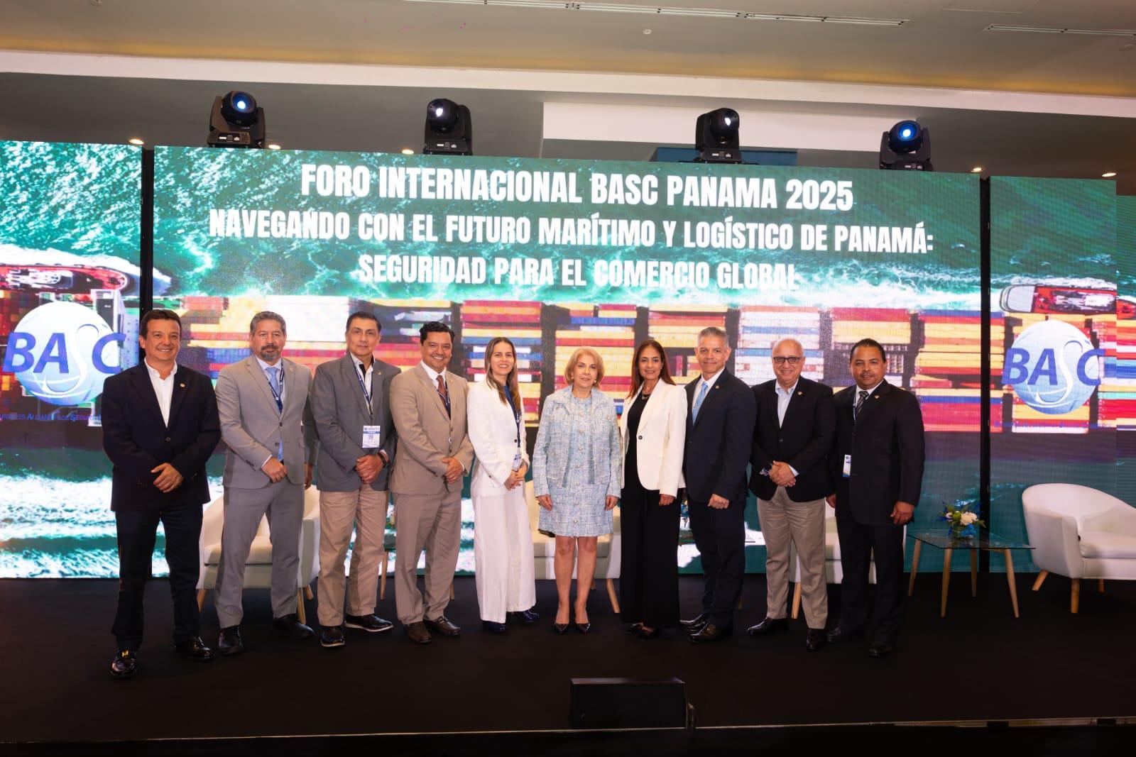 Delegación de presidentes de juntas directivas y directores ejecutivos de capítulos BASC y WBO presentes en el Foro Internacional BASC Panamá 2025. De izquierda a derecha: Walter López, Fabricio Muñoz, Pedro Pablo Peña, Oscar Sánchez, Marcela Ortíz, Giomar González, Suzanne Lemaitre, Erik Moncayo, Diego Castillo, Raúl Villalobos. 