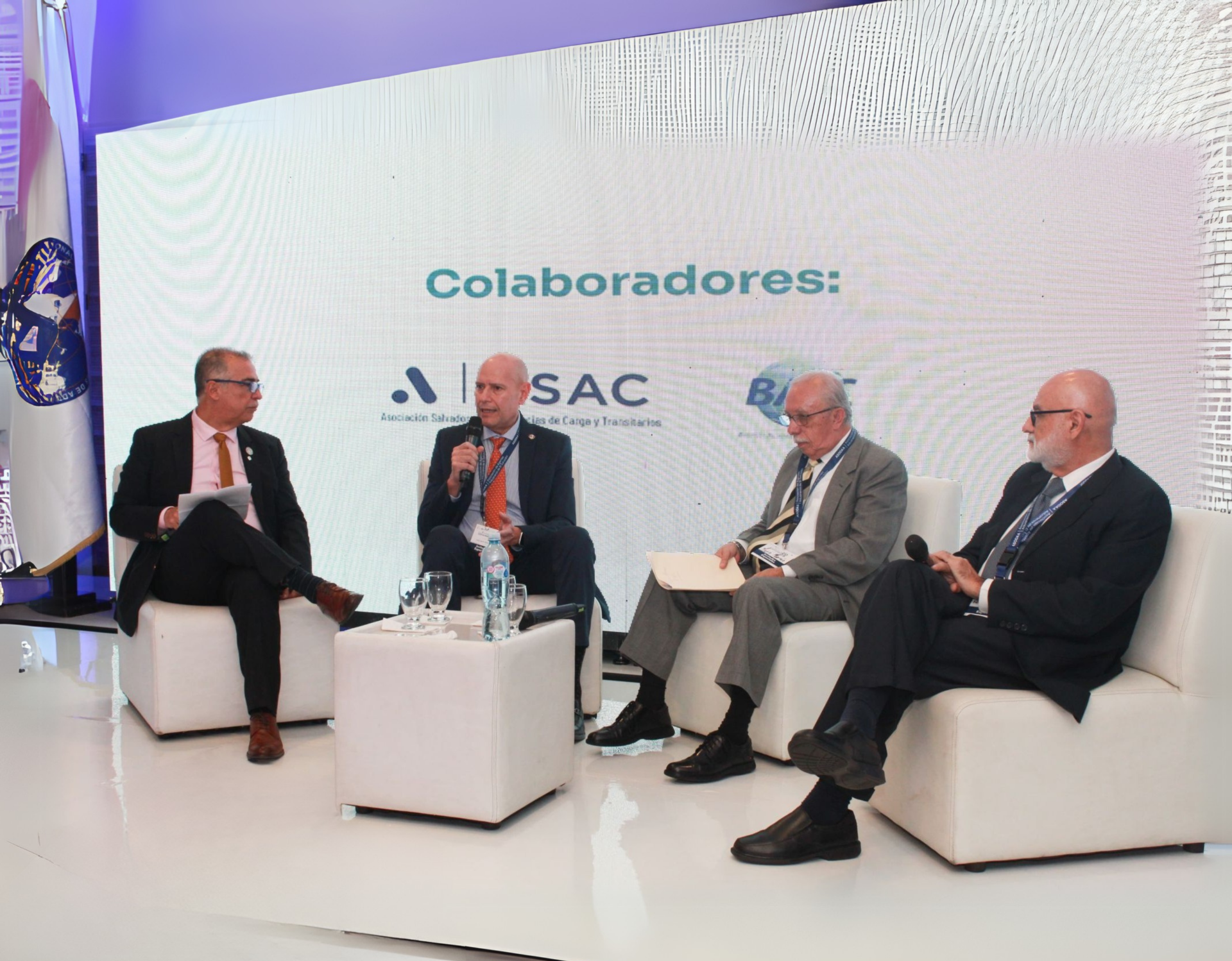 De  izquierda a derecha: Roberto Fuentes, José Javier Ayala, Mario Morán, y Fernando Romero, comentando sobre la interconectividad, innovación y seguridad en la logística del comercio internacional.
