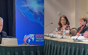 Segunda foto de izquierda a derecha: Dina Amato, Jennifer Kissner, Dan Purtell y Erik Moncayo.  