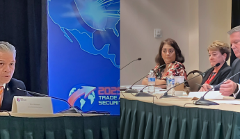 Segunda foto de izquierda a derecha: Dina Amato, Jennifer Kissner, Dan Purtell y Erik Moncayo.  