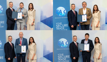 Erik Moncayo, Presidente Internacional de WBO y Suzanne Lemaitre, Directora Ejecutiva entregando el certificado a Juan Ilich Pérez, Juan Ahumada, José Javier Ayala y José Manuel Solís.